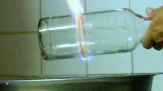 Comment couper facilement une bouteille en verre   DIY Arts créatifs  Guidecentral [upl. by Aidiruy871]